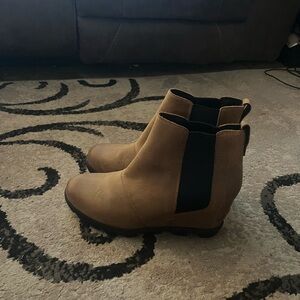 Sorel Women's Tan Ankle Booties size 10 casual
